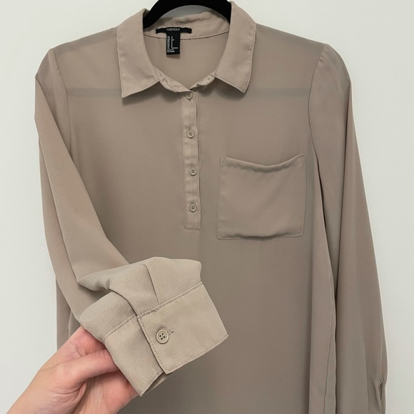 ✨GREAT CONDITION✨ Forever21 taupe button blouse - Picture 2 of 4